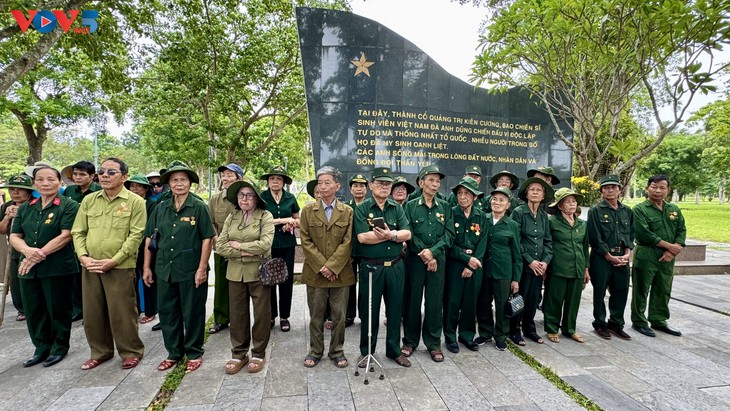 Thanh thiếu niên kiều bào dâng hương tưởng niệm tại Thành cổ Quảng Trị và Nghĩa trang liệt sĩ Trường Sơn - ảnh 4