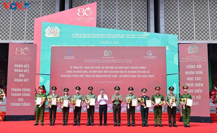 Trao giải Cuộc thi tìm hiểu 80 năm Ngày truyền thống Công an nhân dân - ảnh 1
