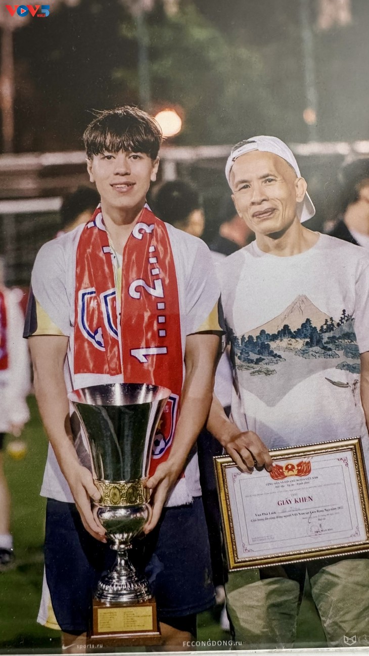 Khi bóng đá trở thành nhịp cầu gắn kết với quê hương Việt Nam - ảnh 2