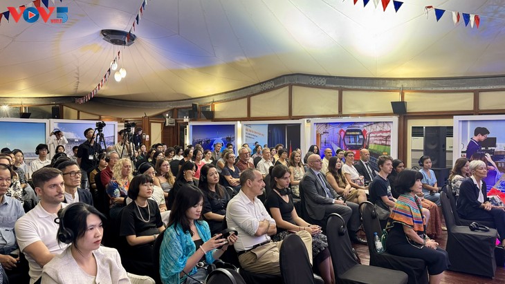 Claudie Haigneré – nữ phi hành gia truyền cảm hứng - ảnh 3