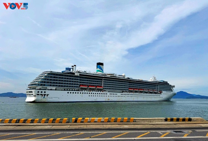2.500 du khách Trung Quốc đến tham quan Đà Nẵng bằng tàu biển - ảnh 1