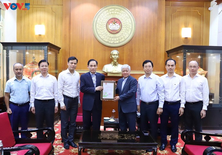 Bộ Ngoại giao, cộng đồng người Việt Nam ở nước ngoài trao tiền ủng hộ đồng bào vùng lũ - ảnh 2