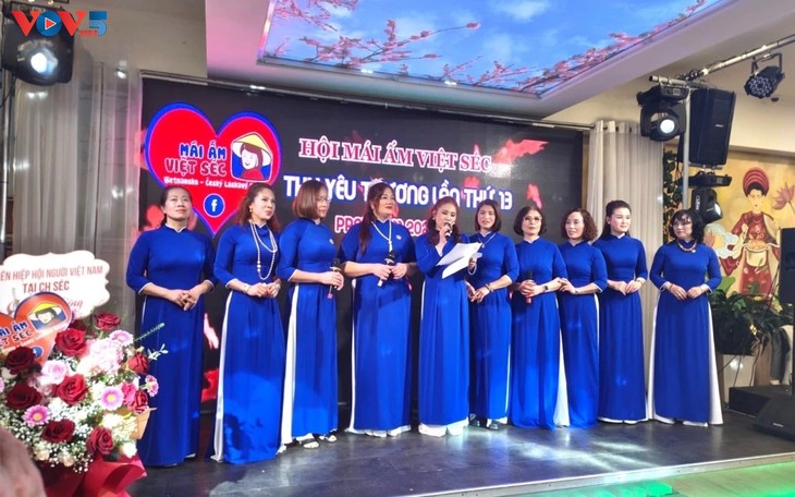Ấm áp chương trình “Thu Yêu Thương lần thứ 13” tại Cộng hòa Séc - ảnh 1