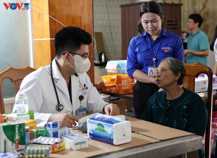  Người dân cả nước tiếp tục hướng về miền Trung - ảnh 2