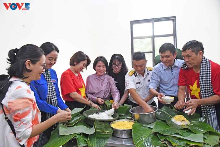 Mang tình cảm đất liền gửi chiến sĩ đảo Nam Du - ảnh 2