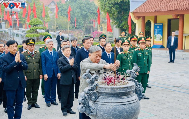 Tổng Bí thư Tô Lâm dâng hương tưởng nhớ các lãnh đạo tiền bối - ảnh 2