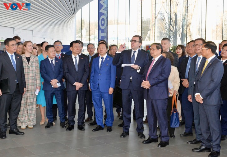 Thủ tướng Phạm Minh Chính thăm Triển lãm Hạt Nhân và Hệ thống tàu điện ngầm tại Moscow - ảnh 1