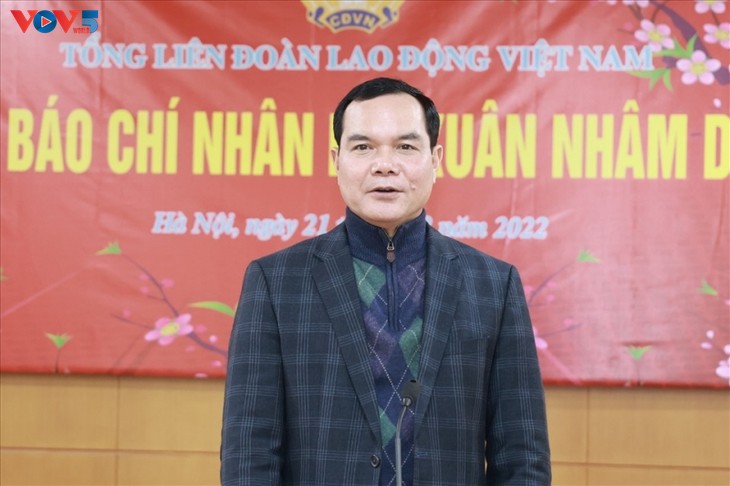 Trade union members enjoy happy Tet  - ảnh 1