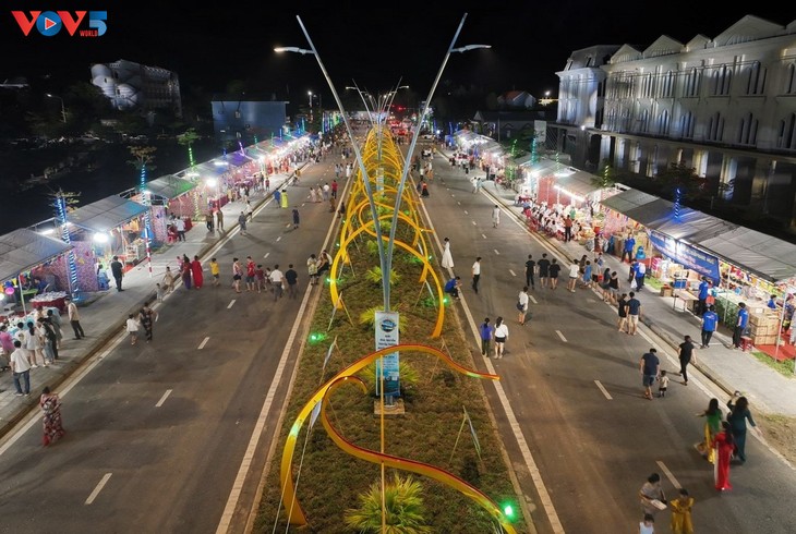 First pedestrian street in Lang Co coastal town opens - ảnh 1