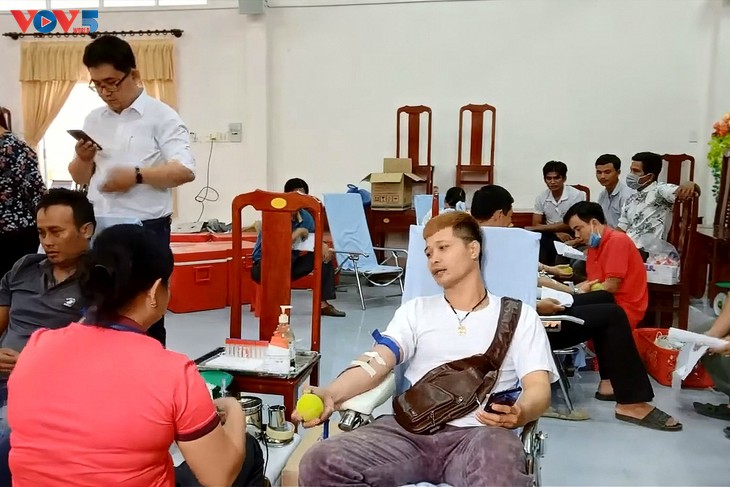 One drop, one life: Khmer barber inspires with dozens of blood donations - ảnh 1