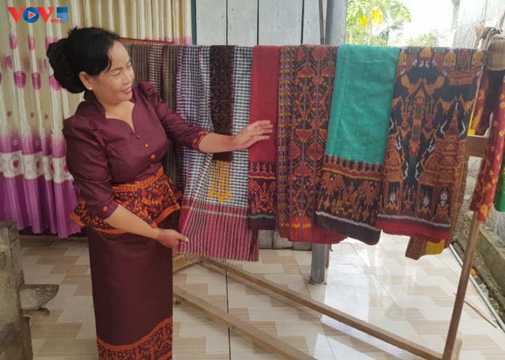Khmer artisan safeguards centuries-old brocade weaving craft - ảnh 1