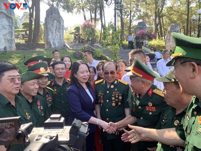 Phó Chủ tịch nước Võ Thị Ánh Xuân thăm, tặng quà Mẹ Việt Nam anh hùng và người có công tại Quảng Trị - ảnh 2