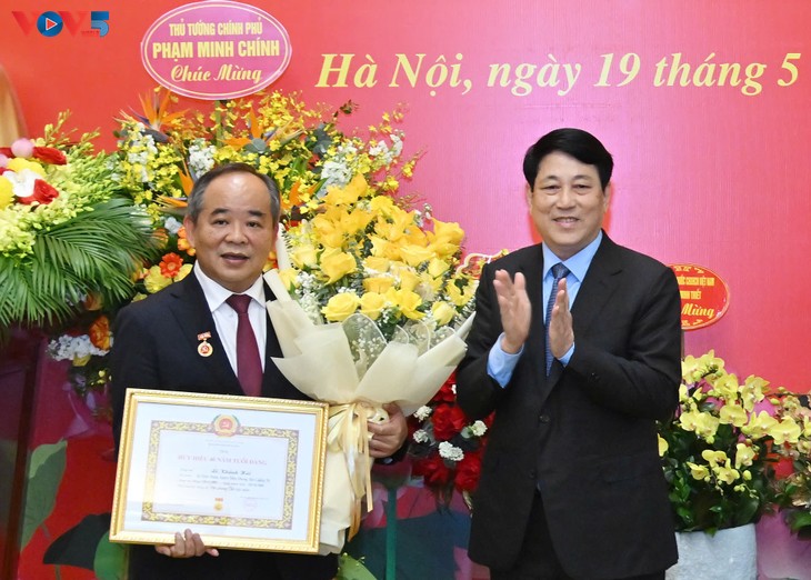 Chủ tịch nước Lương Cường trao Huy hiệu 40 năm tuổi Đảng cho Chủ nhiệm Văn phòng Chủ tịch nước - ảnh 1