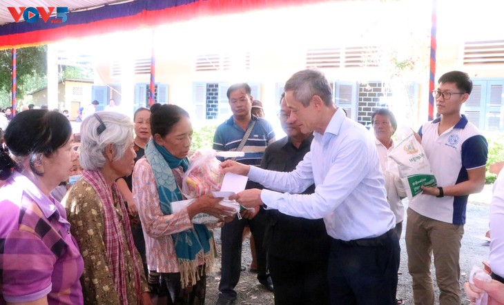 Khám chữa bệnh miễn phí cho bà con Việt kiều và người dân Campuchia  - ảnh 1