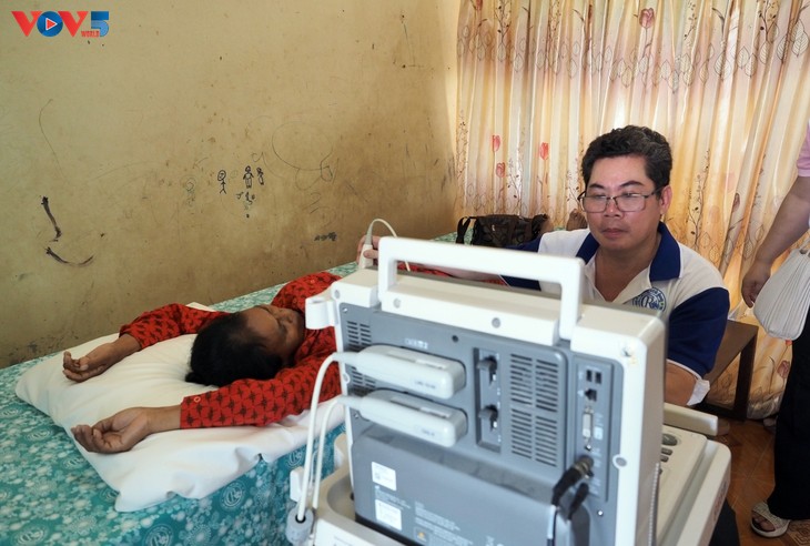 Khám chữa bệnh miễn phí cho bà con Việt kiều và người dân Campuchia  - ảnh 2