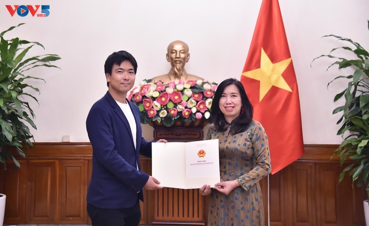 Trao Giấy phép mở lại Văn phòng thường trú của Hãng truyền hình Nihon Denpa News (Nhật Bản) tại Việt Nam  - ảnh 1