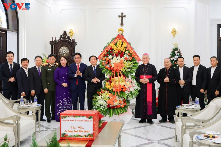 Phó Thủ tướng Hồ Quốc Dũng thăm, chúc mừng Giáng sinh tại Tòa Tổng Giám mục Huế - ảnh 1