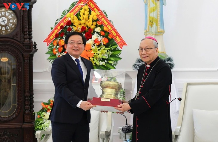 Phó Thủ tướng Hồ Quốc Dũng thăm, chúc mừng Giáng sinh tại Tòa Tổng Giám mục Huế - ảnh 2