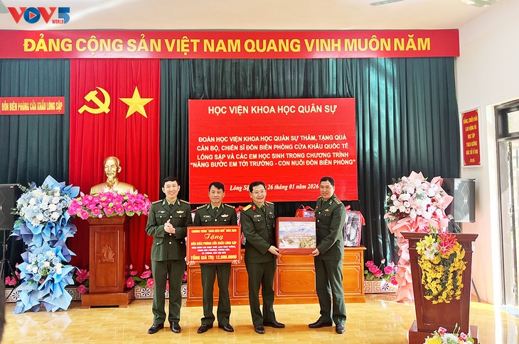 Xuân biên cương: Thắm tình đồng đội, ấm tình quân dân - ảnh 2