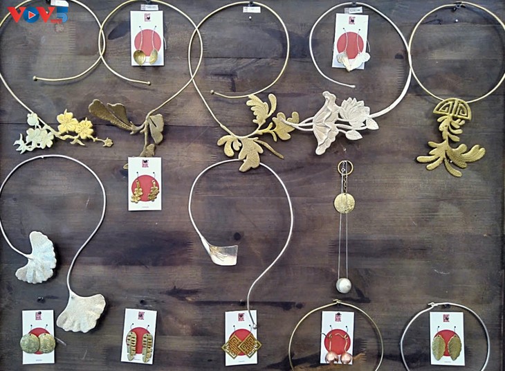 Нгуен Дык Ань - молодой мастер, который вдыхает новую жизнь медным украшениям​ж - ảnh 3