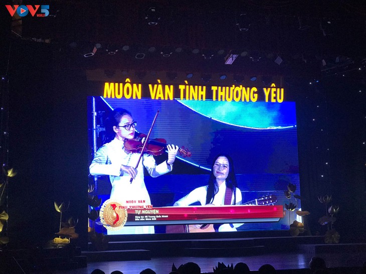 Tường thuật chương trình đặc biệt “Muôn vàn tình thương yêu“ - ảnh 30