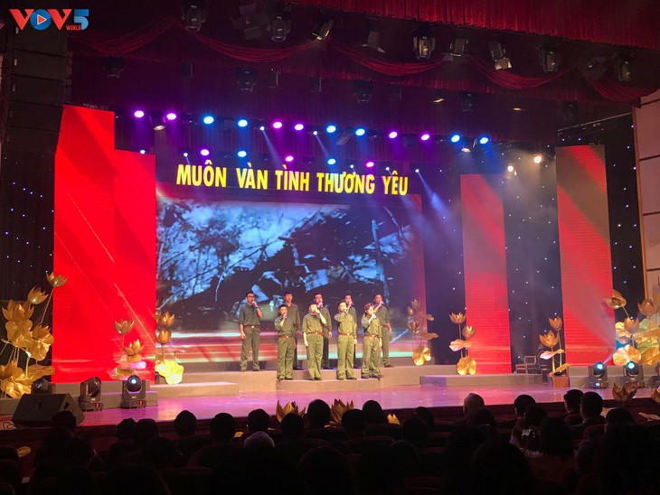 Tường thuật chương trình đặc biệt “Muôn vàn tình thương yêu“ - ảnh 37