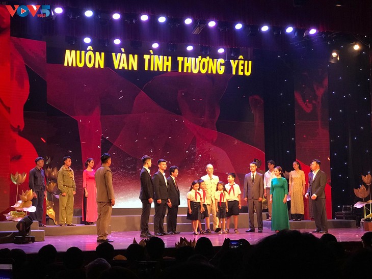 Tường thuật chương trình đặc biệt “Muôn vàn tình thương yêu“ - ảnh 14