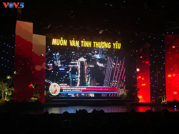 Tường thuật chương trình đặc biệt “Muôn vàn tình thương yêu“ - ảnh 33