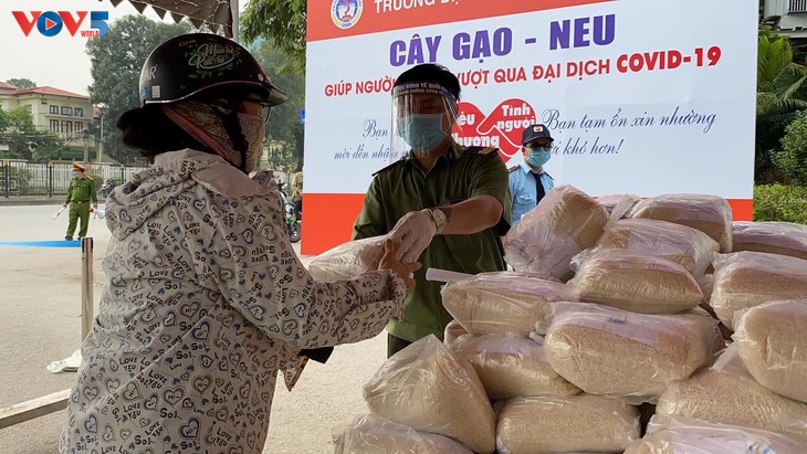 “Cây gạo” nghĩa tình được trao gửi người khó khăn trong đại dịch Covid-19 - ảnh 9