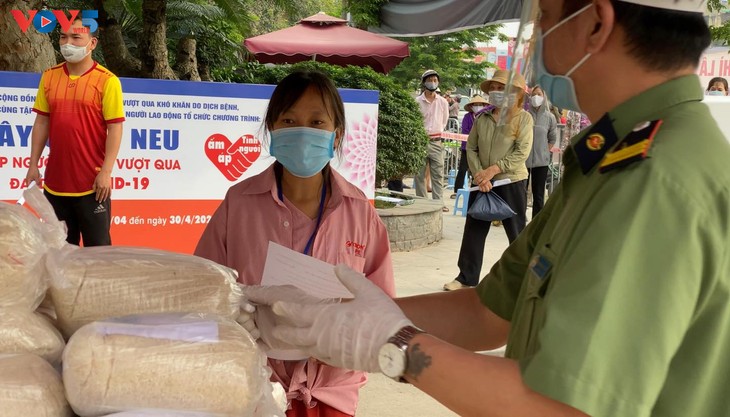 “Cây gạo” nghĩa tình được trao gửi người khó khăn trong đại dịch Covid-19 - ảnh 8