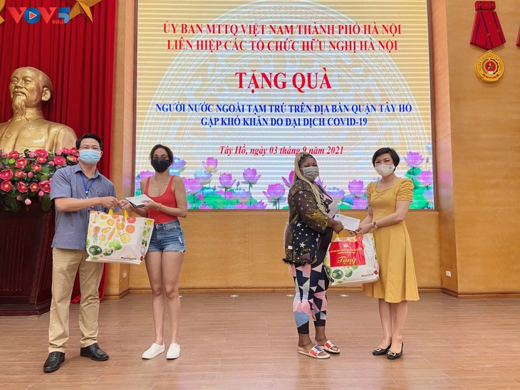 HAUFO triển khai nhiều hoạt động hiệu quả giúp đỡ người nước ngoài gặp khó khăn vì covid 19 - ảnh 11