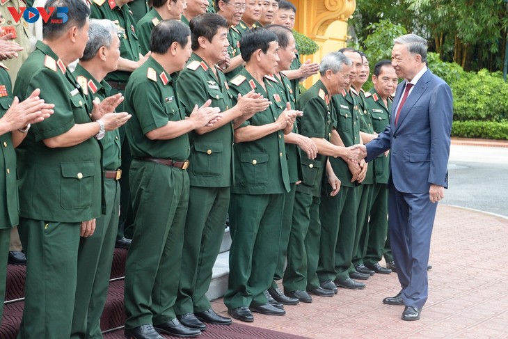 Máximo dirigente de Vietnam se reúne con veteranos de la División 308 - ảnh 1