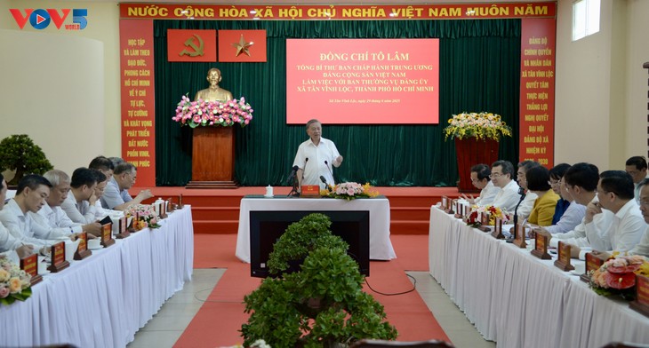 Líder partidista inspecciona modelo de administración local de dos niveles en Ciudad Ho Chi Minh - ảnh 1