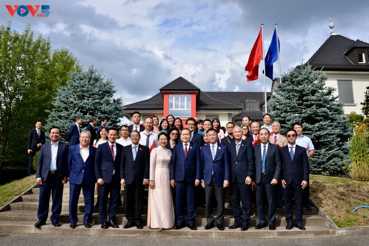 Presidente del Parlamento vietnamita llama a la unidad y mayor contribución de connacionales en Suiza - ảnh 2