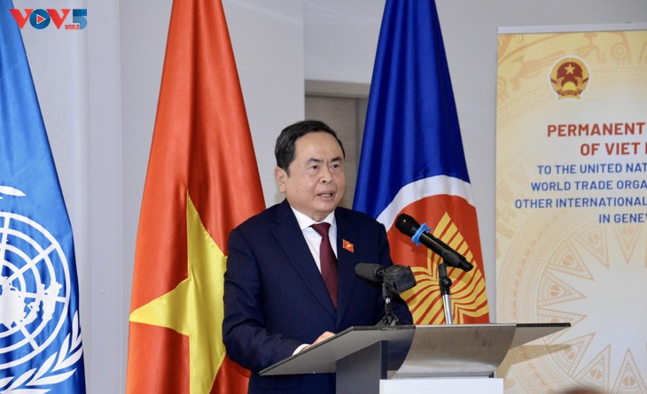 Presidente del Parlamento vietnamita llama a la unidad y mayor contribución de connacionales en Suiza - ảnh 1