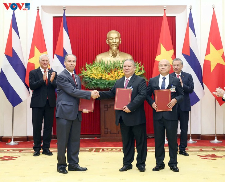 Líderes de Vietnam y Cuba acuerdan reforzar la confianza política y la coordinación estratégica - ảnh 4