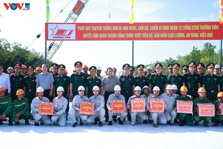 Primer Ministro vietnamita pide acelerar proyectos de autopistas - ảnh 2