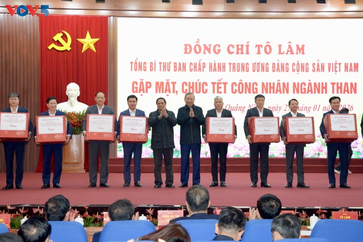 Dirigentes felicitan a los obreros de la industria carbonera de Quang Ninh por el cercano festejo del Tet - ảnh 1