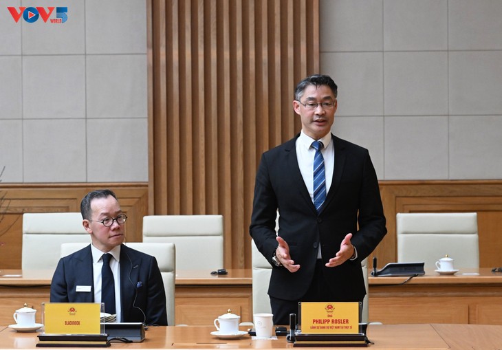 Primer Ministro vietnamita estimula a las empresas suizas y europeas a invertir en semiconductores - ảnh 3