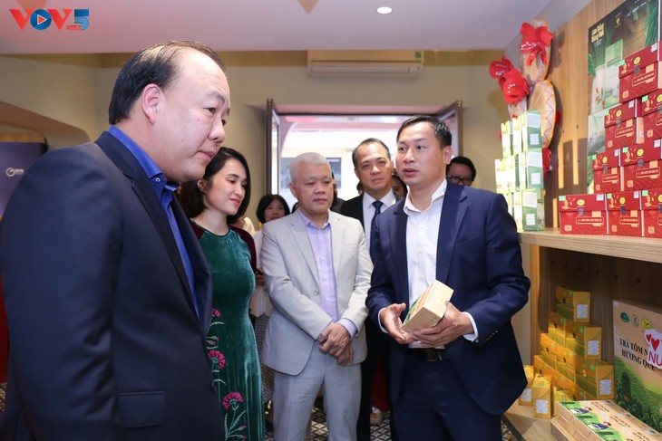 Inauguran espacio dedicado a productos hechos en Vietnam en el centro de la capital - ảnh 2