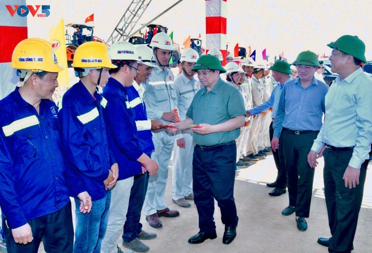 Premier vietnamita inspecciona importantes proyectos de infraestructura de transporte en el centro - ảnh 2