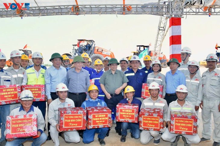 Premier vietnamita inspecciona importantes proyectos de infraestructura de transporte en el centro - ảnh 3