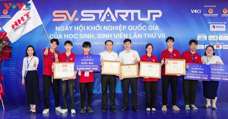 គ្រូបង្រៀនឆ្នើម បណ្ឌិត ផាម សួនខាញ់ ជាអ្នកត្រួសត្រាយផ្លូវក្នុងការផ្លាស់​ប្តូរថ្មីការអប់រំវិជ្ជាជីវៈ - ảnh 3