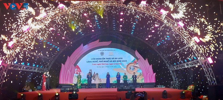 បើកពិធីបុណ្យភូមិសិប្បកម្មប្រពៃណីហាណូយ ម្ហូបអាហារ និងទេសចរណ៍តាមដងផ្លូវ ឆ្នាំ ២០២៥ - ảnh 1