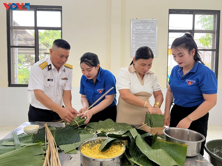 កងទ័ពនិងប្រជាជននៅលើកោះដាច់ស្រយាលត្រៀមរៀបចំបុណ្យតេតប្រពៃណី - ảnh 3