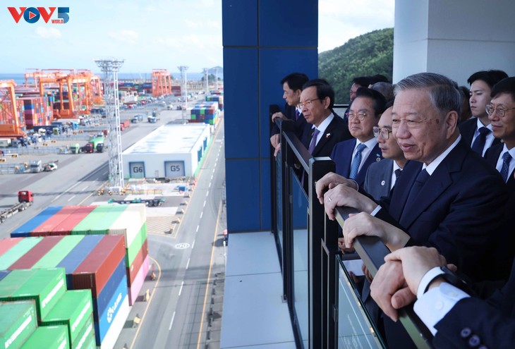 Tô Lâm visite le port de Busan - ảnh 1