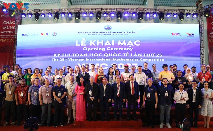 Plus de 500 élèves participent à la 25ᵉ édition du Concours international de mathématiques à Dà Nang - ảnh 1