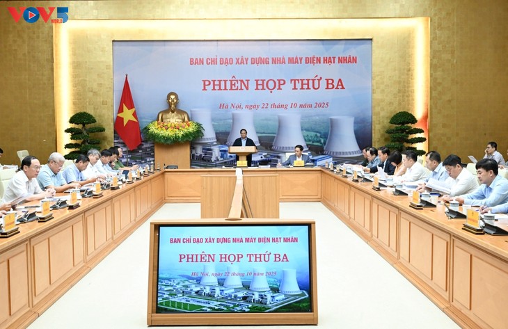 Pham Minh Chinh demande de résoudre immédiatement les obstacles au développement de l’énergie nucléaire - ảnh 1