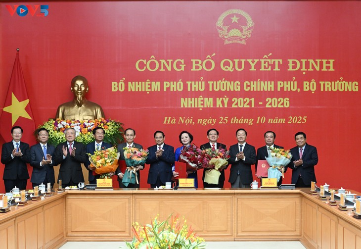Pham Minh Chinh nomme deux vice-Premiers ministres et trois ministres - ảnh 1