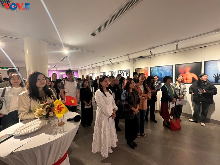 Vernissage de «Journal d’un effaré» de Jean-François Spricigo - ảnh 1